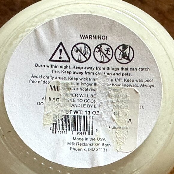 Milk Reclamation Barn Soy Wax Mulled Berry Wine Scented Candle 13 oz - Picture 3 of 6